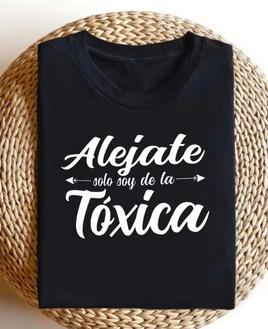 Camiseta "Aléjate, Solo Soy de la Tóxica