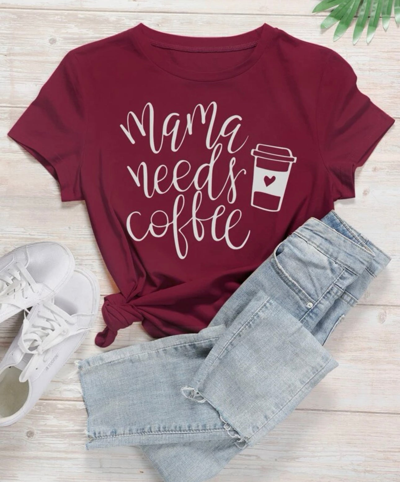 Camiseta con texto MAMA NEEDS COFFEE