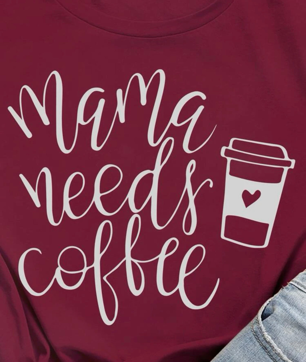 Camiseta con texto MAMA NEEDS COFFEE