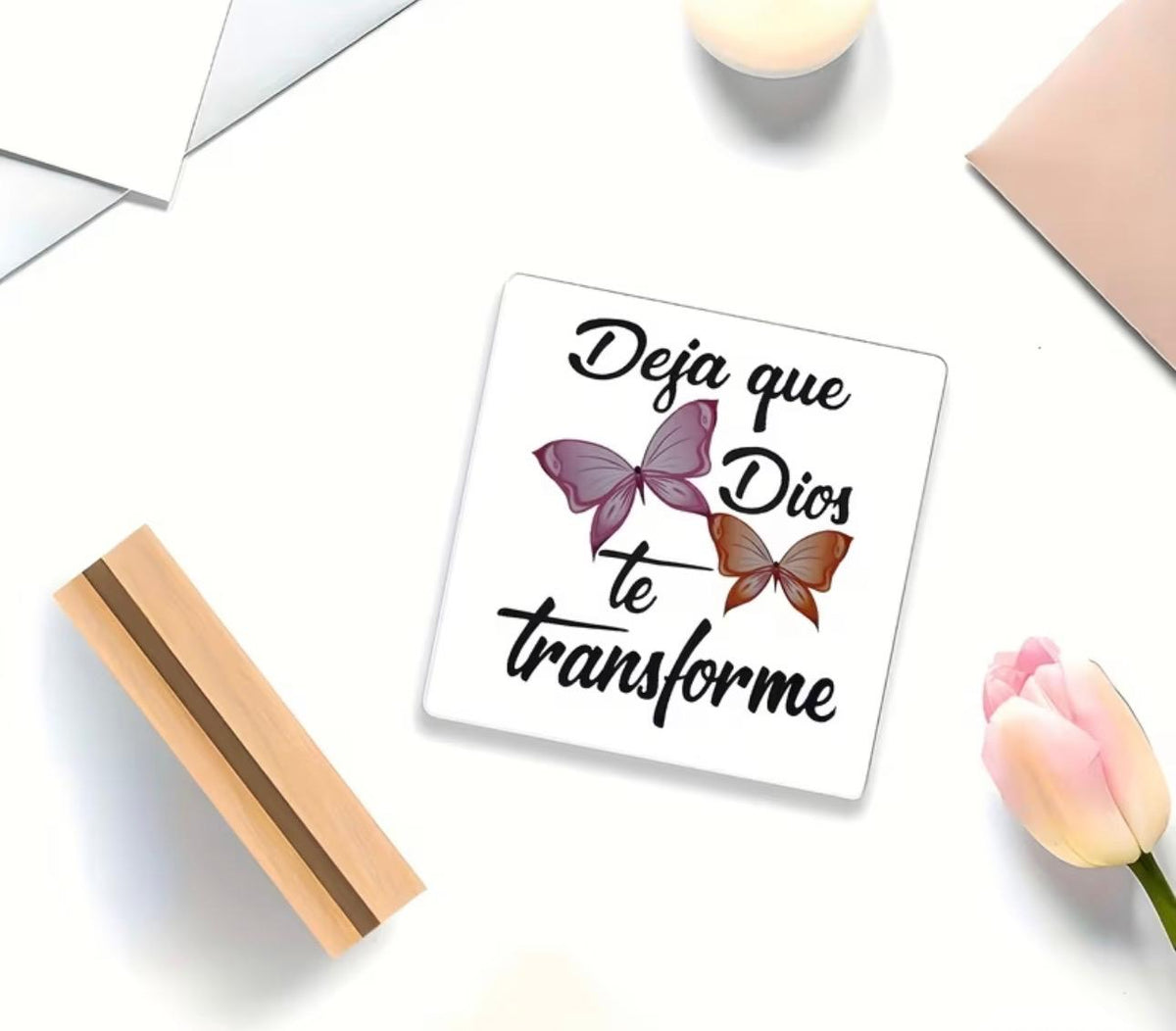 Placa Decorativa de Acrílico con Base de Madera – "Deja que Dios te transforme" 🦋