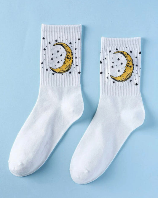 Calcetines con patrón de luna.