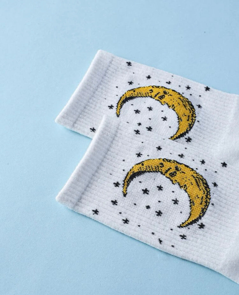 Calcetines con patrón de luna.