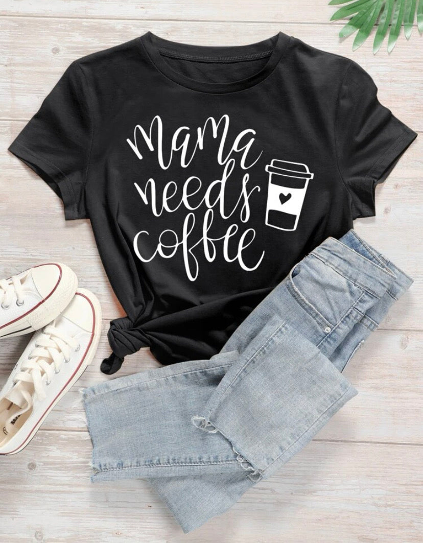 Camiseta con texto MAMA NEEDS COFFEE