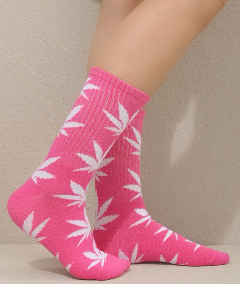 Calcetines rosa con estampado de hojas de marihuana