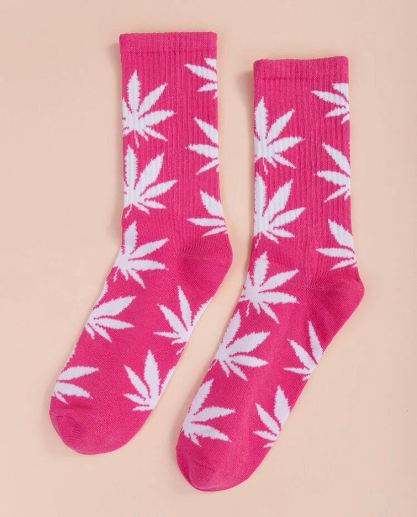 Calcetines rosa con estampado de hojas de marihuana