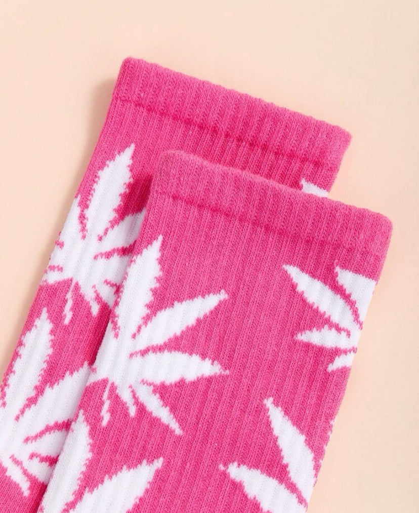 Calcetines rosa con estampado de hojas de marihuana